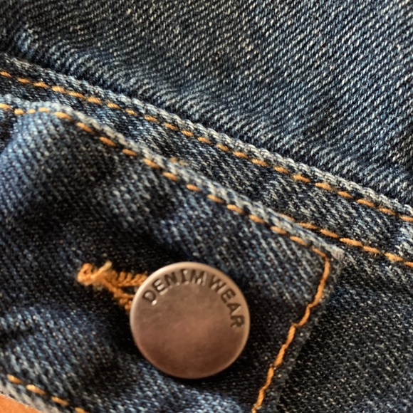 Ashley Vintage Charm Jean Jacket- Floral Pattern - Picture 4 of 6